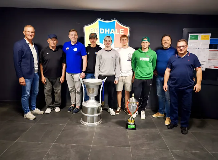 Puchar AZS, oraz EUHL wraz z medalami mistrzowskimi odwiedziły klub MMKS Podhale – historyczne trofeum drużyny UHT Sabers Oświęcim w Nowym Targu.